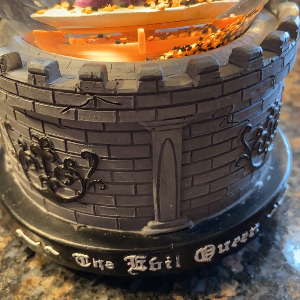 Disney Evil Queen Snow Motion Globe 🌍 - Picture 4 of 4